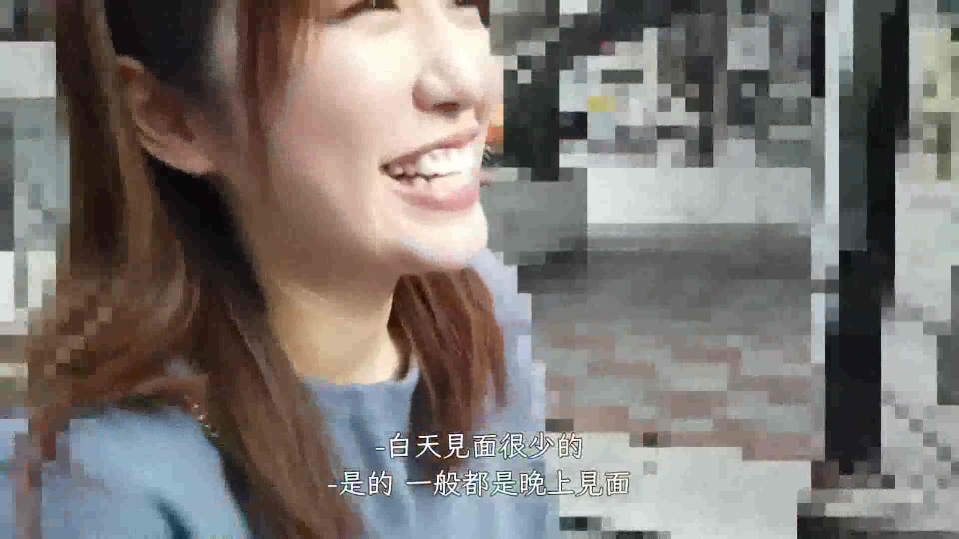 波浪妹子的乌黑秀微湿的小穴早已等待着大哥哥的鸡巴